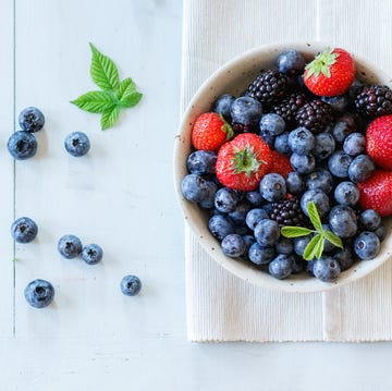 Los beneficios de comer arándanos más allá del antioxidante Además de su poder antioxidante, los arándanos son perfectos para reducir el riesgo de enfermedades cardiovasculares.