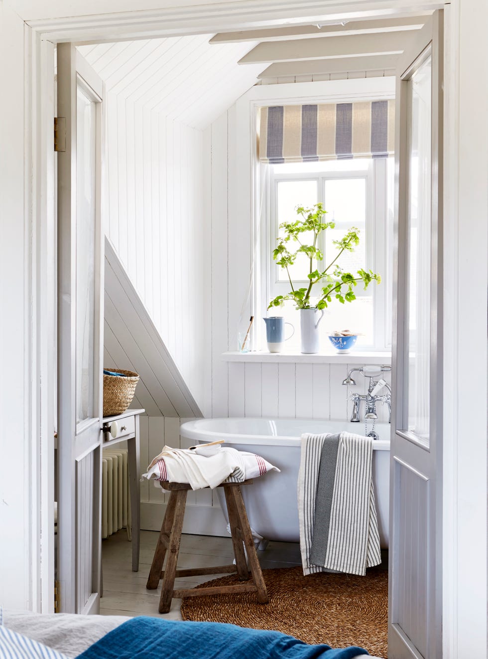 Bathroom with bathroom and plants