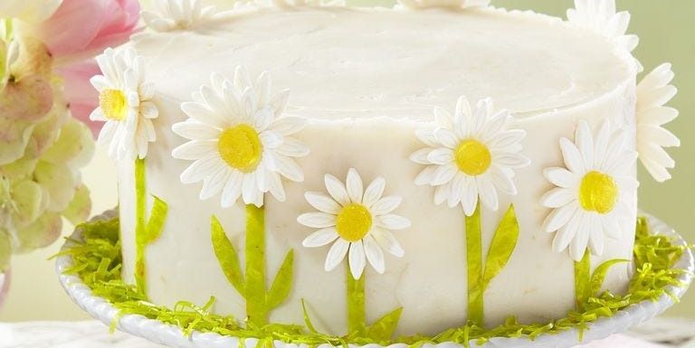 Impress Your Guests With This Spring Daisy Lemon Layer Cake