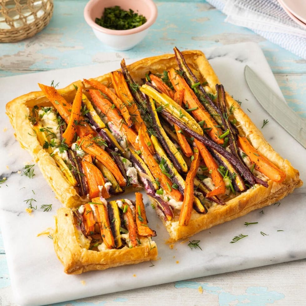 https://hips.hearstapps.com/hmg-prod/images/spring-dinner-ideas-carrot-tart-1676399956.jpeg?crop=0.8xw:1xh;center,top&resize=980:*