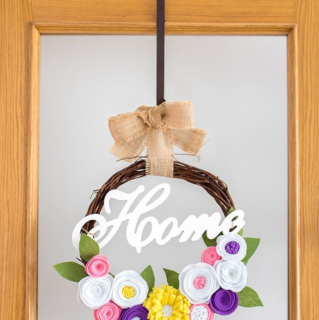 How to make a Spring Wreath in just 5 Minutes - Making it in the