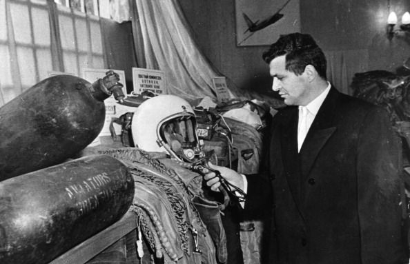 U2 spy plane pilot francis gary powers poses with his flight helmet at at exhibition of of u2 plane wreckage and other evidence related to his moscow trial, ussr, 1960.