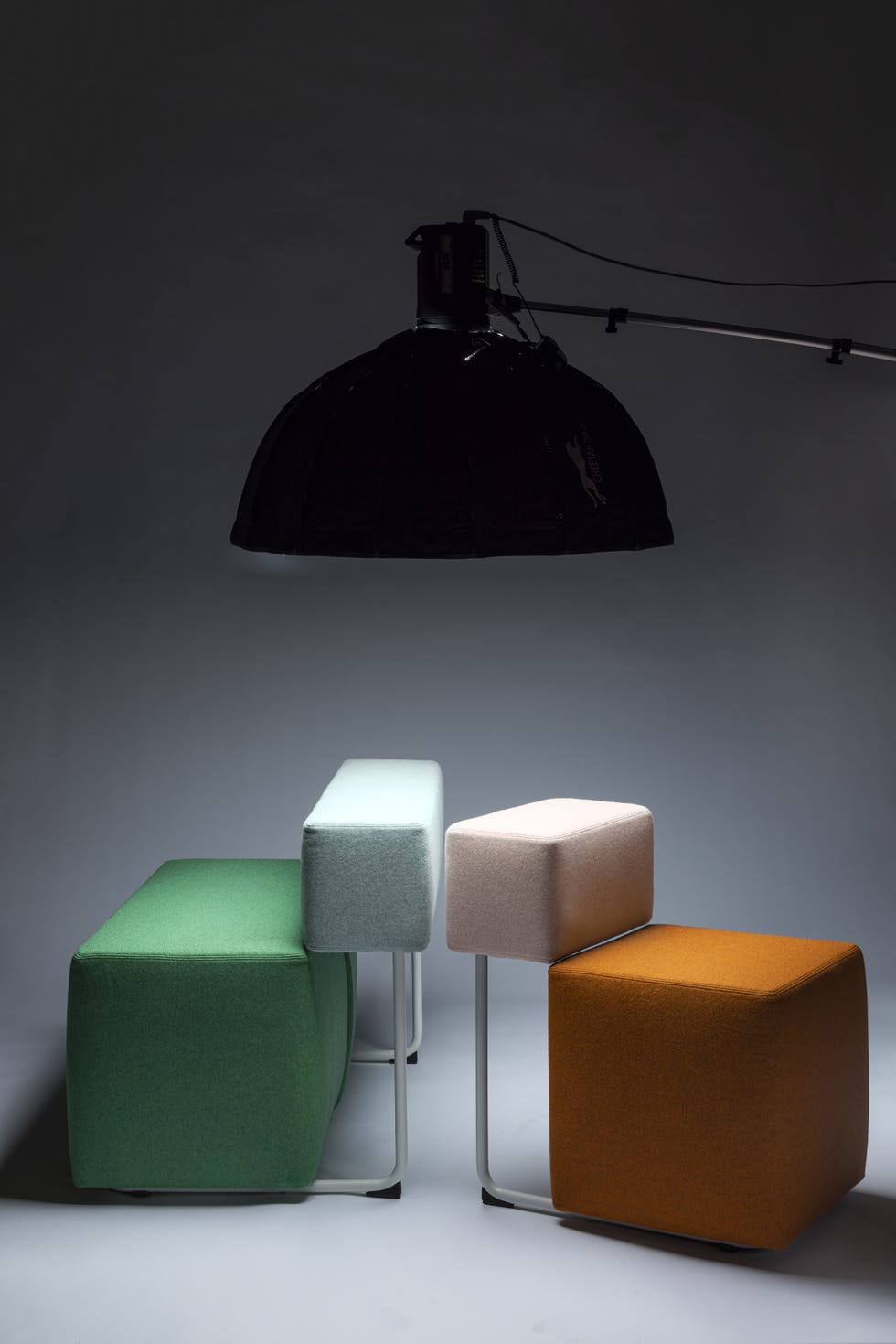 Pouf d'arredo a piramide di design Regolo