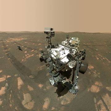 De NASArover Perseverance heeft op Mars zijn eerste gesteentemonster genomen De monsters zullen te zijner tijd door een ander ruimtevaartuig naar de aarde worden gebracht De missie van Perseverance is bedoeld om eindelijk antwoord te krijgen op de vraag of er ooit leven op de Rode Planeet aanwezig is geweest