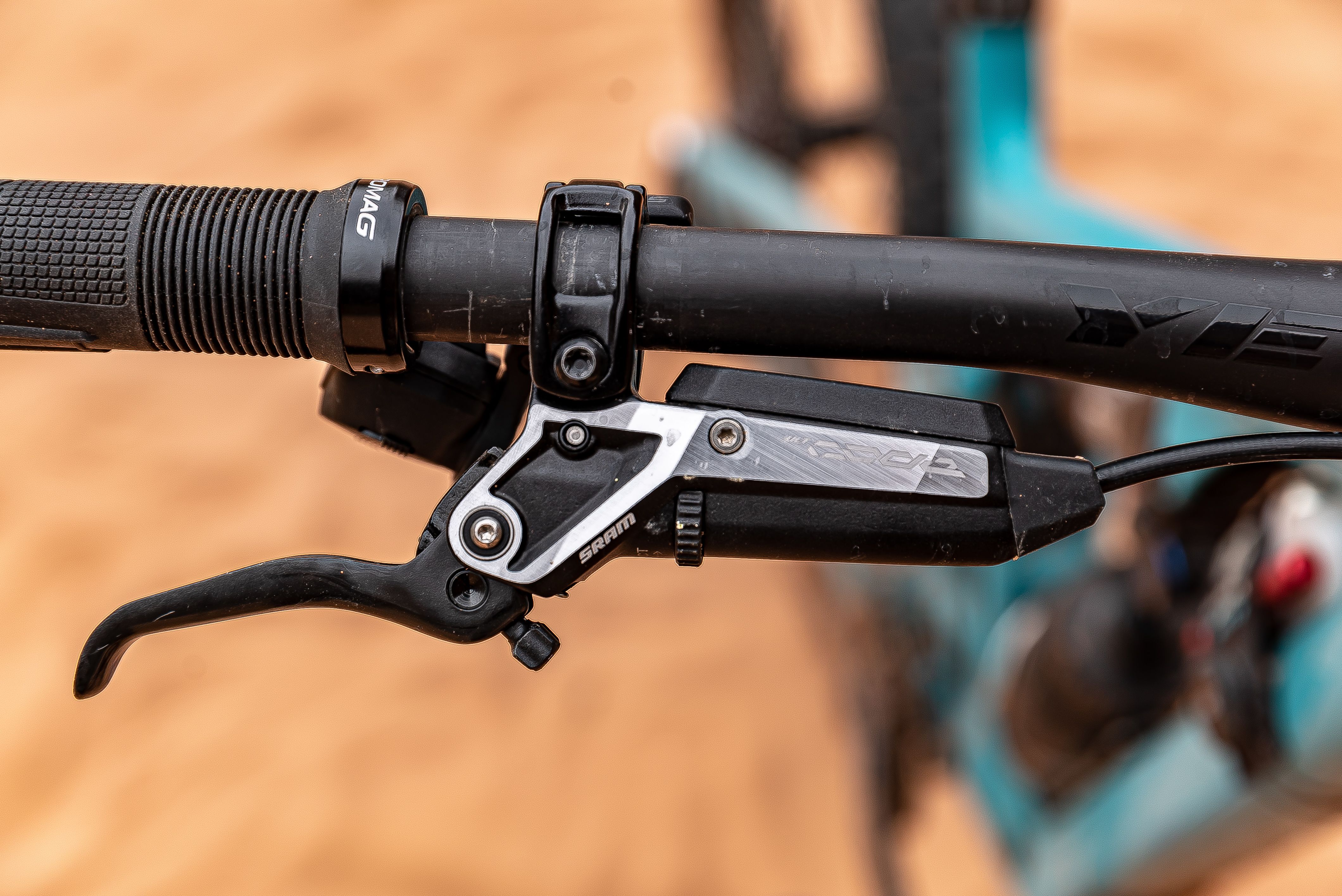 SRAM’s Stealth brakes put the reservoir and hose closer to the bar. Code Ultimate (ULT) shown. 