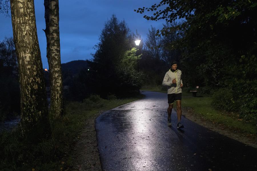 el italiano andrea marcado corre solo por la noche en la carrera de trascendencia personal de sri chinmoy