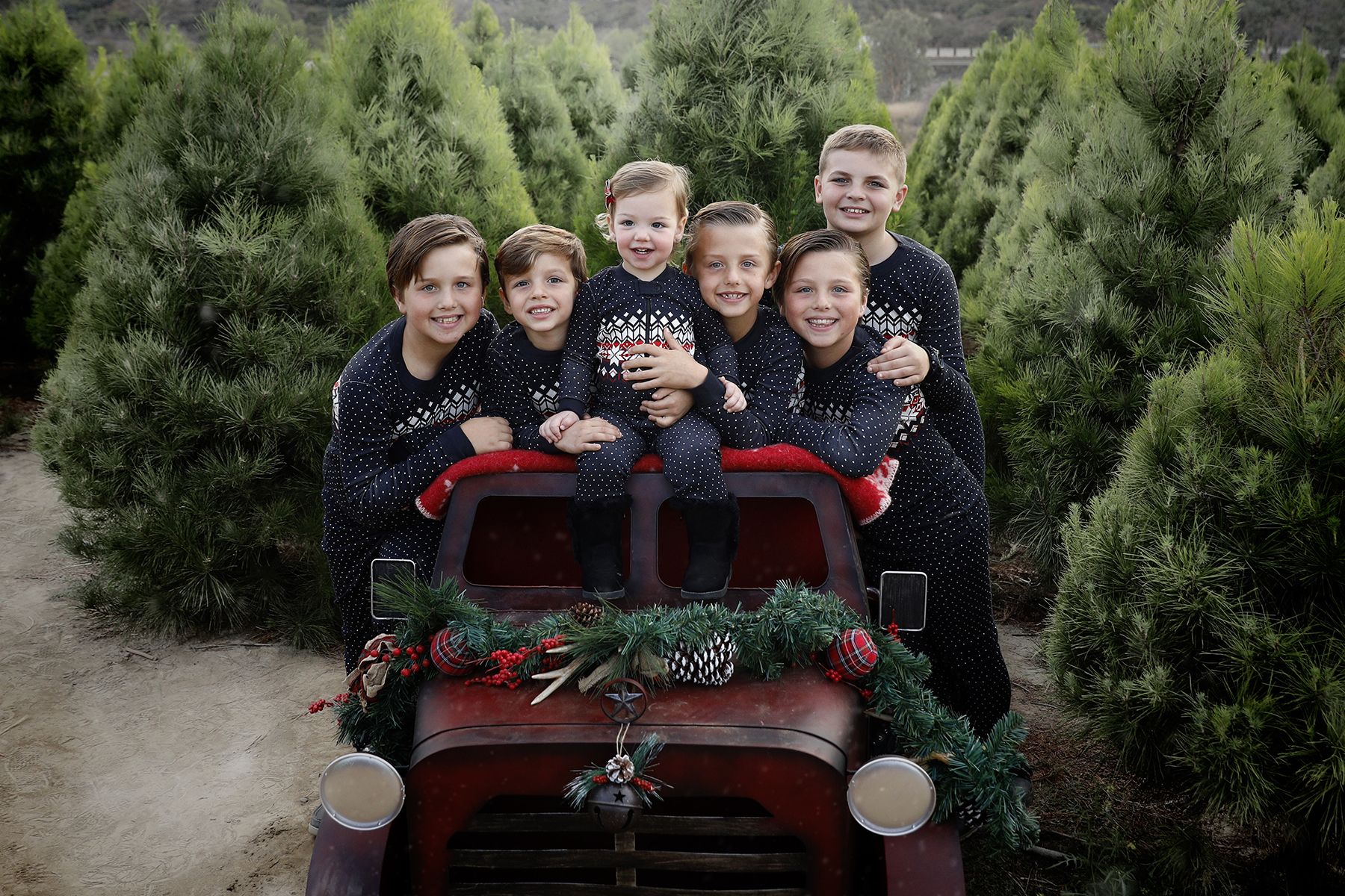 7 fun & creative family photo Christmas card photo ideas