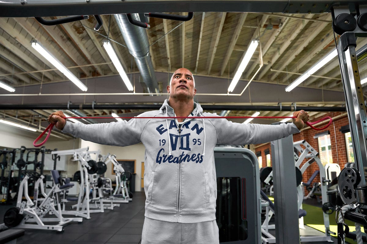 The Rock se marca un tour por su gimnasio 'Iron Paradise