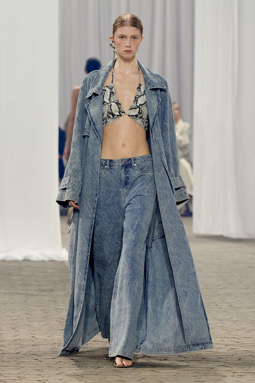 gestuz'daki bir model, 2024 ilkbahar moda trendleri kılavuzunda baskılı denim giyiyor