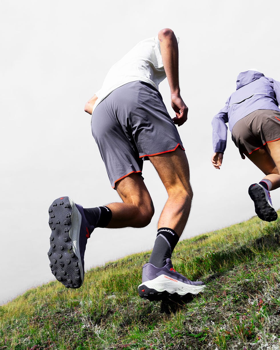 corredores de montaña con las zapatillas de running salomon ultra glide 3
