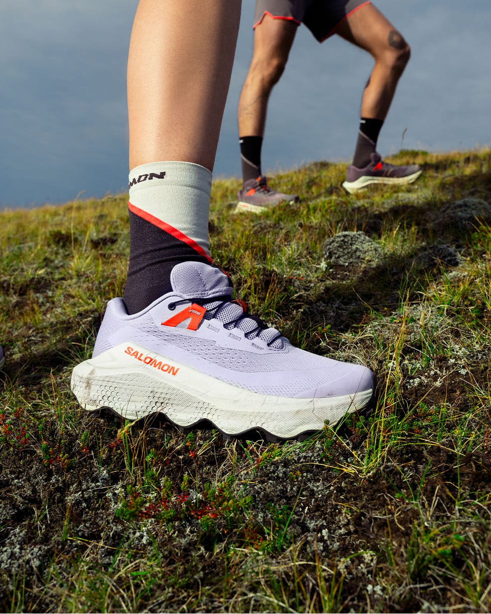 corredores de montaña con las zapatillas de running salomon ultra glide 3
