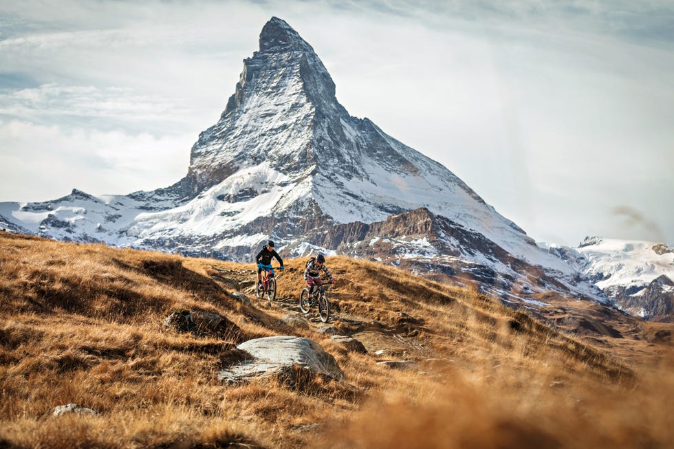 zwei biker geniessen die herbstlichen flow trails