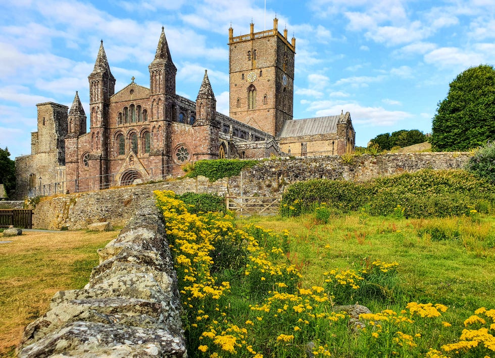 st davids is met tweeduizend inwoners de kleinste stad van heel het verenigd koninkrijk