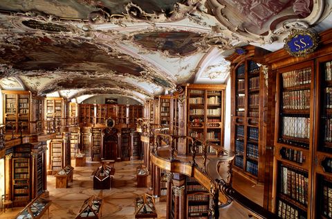 Tot de literaire schatten van de prachtig barokke 1200 jaar oude Abdij van Sankt Gallen in Zwitserland behoren negendeeeuwse verluchte handschriften en de oudste plattegrond op perkament die bewaard is gebleven