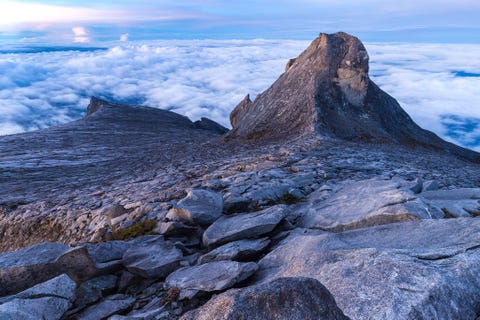 https://www.nationalgeographic.com/content/dam/travel/rights-exempt/2018-travel-photographer-of-the-year/magical-mountains/st-johns-peak-clouds.jpg De eerste zonnestraal valt op St Johns Peak met een zee van wolken op de achtergrond Gua Paka in Sabah Maleisi