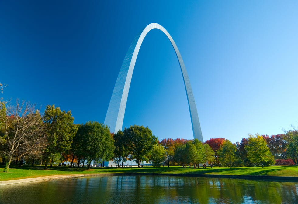 st louis gateway arch and lake