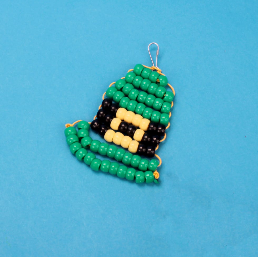 st patrick's day crafts, small leprechaun hat made of green, black and yellow beads