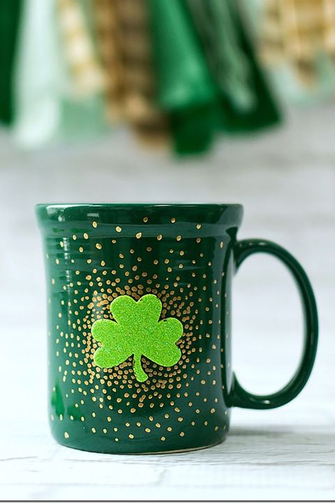 st patrcik's day crafts, green mug with gold spots with a clover in the center