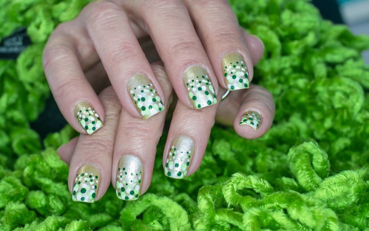 Prairie Beauty: NAIL ART: Green & White Graphic Geometric Nails