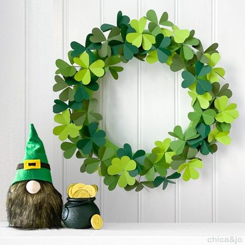 green wreath with banner that says lucky