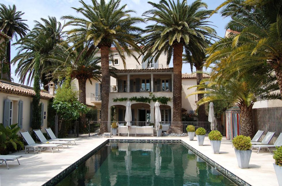 Building, Property, Swimming pool, Mansion, Palm tree, Real estate, Estate, House, Reflecting pool, Architecture, 
