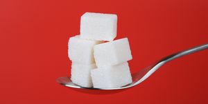 「砂糖が心身に与える影響」について栄養士が解説。甘いジュースやスイーツが大好きな人が多い一方で、﻿糖分（特に﻿精製された砂糖）の摂りすぎは、体に悪影響を及ぼすリスクもあります。そう聞くと、虫歯の原因や体重の増加などを想像するかもしれませんが、実は他にも様々な影響を与えるのだとか。