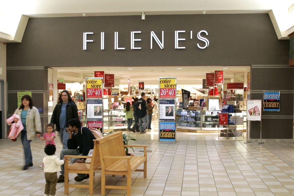 Best '90s Stores, Clothing, Book, and Movie Stores That Closed