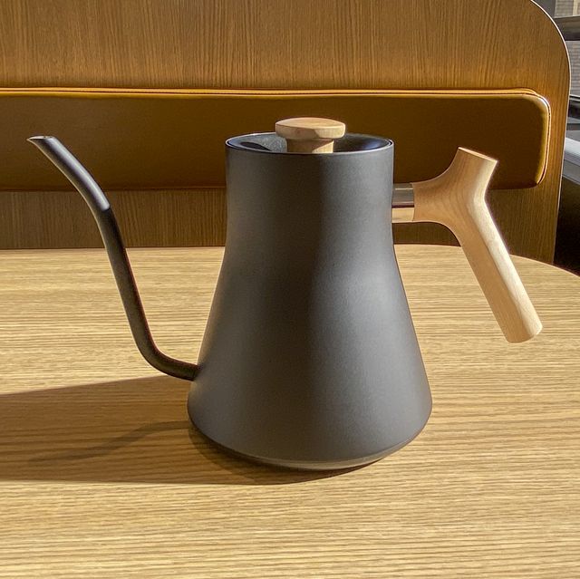 https://hips.hearstapps.com/hmg-prod/images/stagg-ekg-electric-kettle-010-647a3e78471a9.jpg?crop=0.751xw:1.00xh;0.0831xw,0&resize=640:*