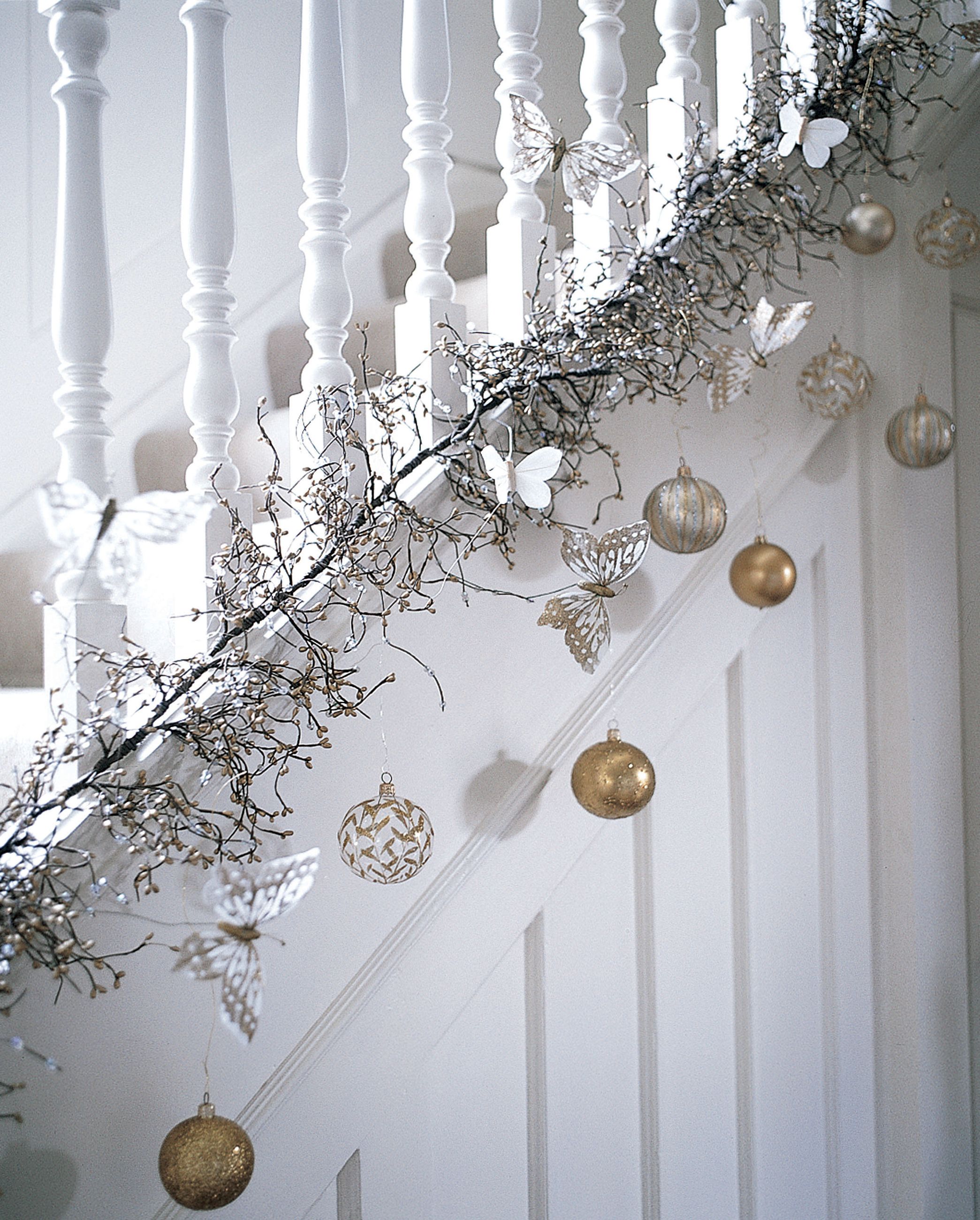 34 Top Christmas Stairway Decor Ideas - Christmas Staircase Decorating Tips