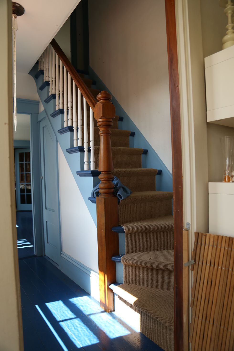 Stairs, Handrail, Property, Baluster, House, Architecture, Home, Building, Room, Hardwood, 