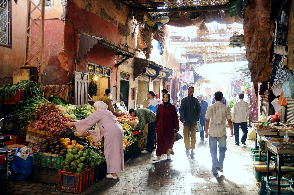 Koopwaar vult de steegjes van de medina in Marrakesh waar een lezeres van NatGeo Travel onverwacht werd uitgenodigd voor een familiemaaltijd  voor haar een onvergetelijke ervaring