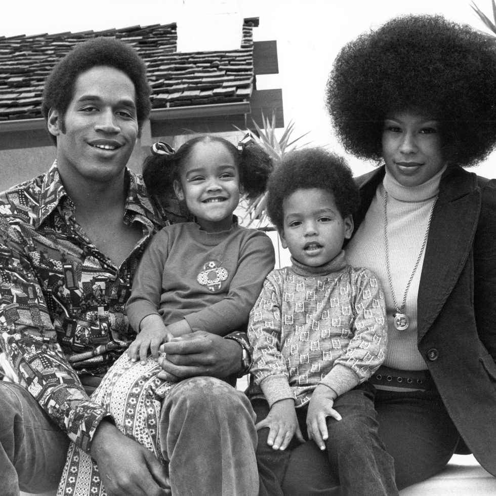 oj simpson sits with two kids and his first wife marguerite outside their home