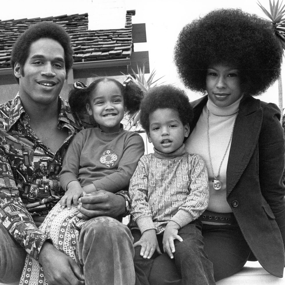 oj simpson sits with two kids and his first wife marguerite outside their home