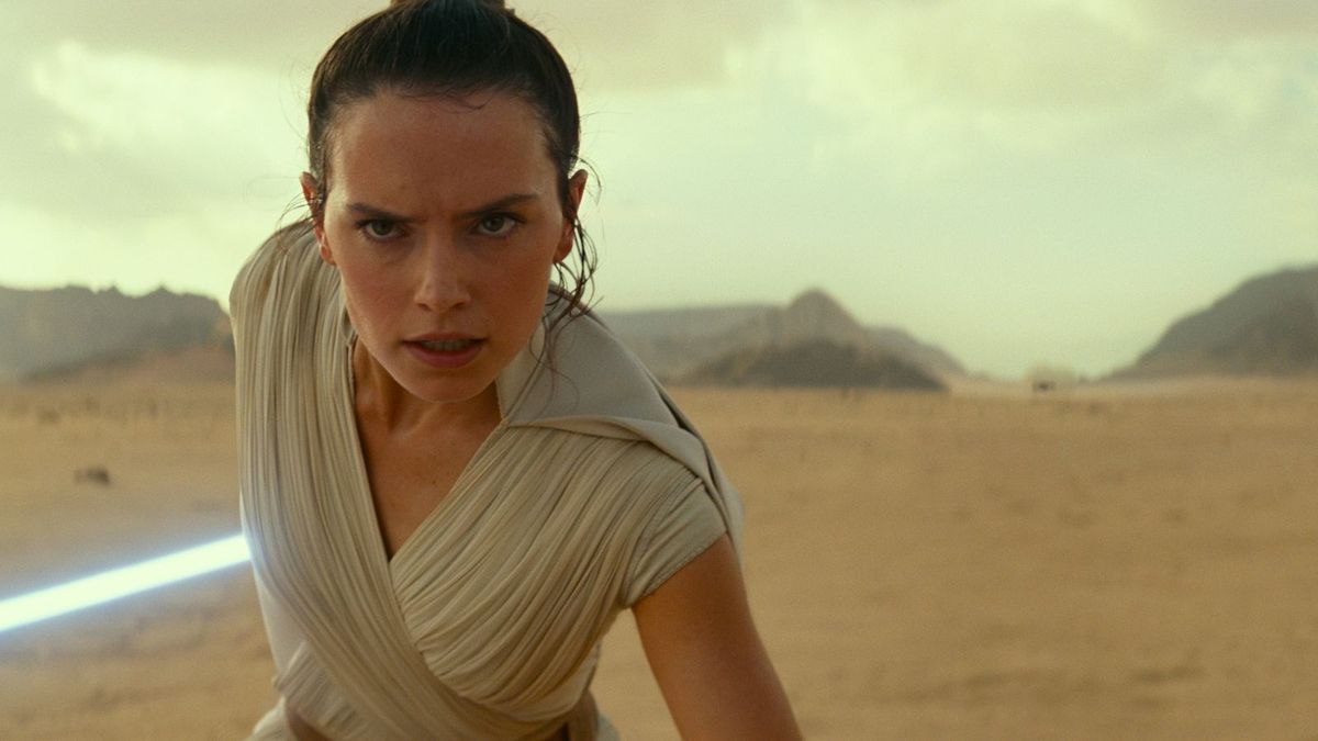 Rey Daisy Ridley in een scne uitStar Wars The Rise of SkywalkerVeel woestijnscnes uit de laatste film van de huidigeStar Warsreeks zijn opgenomen in de Jordaanse vallei Wadi Rum