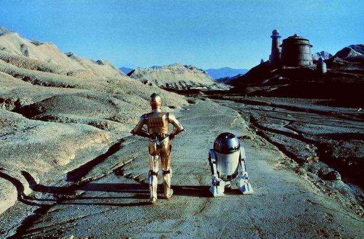 De beroemdeStar Warsrobots C3PO en R2D2 naderen het paleis van Jabba the Hutt op de planeet Tatooine inReturn of the Jedi In werkelijkheid werd de scne opgenomen in de Californische Death Valley