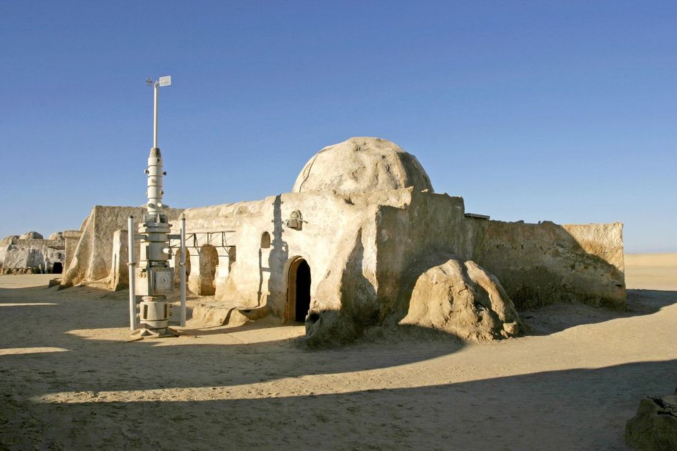 Deze set in de buurt van het dorp Nefta in de Tunesische Saharawoestijn werd gebouwd voor de oorspronkelijkeStar Warsfilm waarna er in de jaren negentig nog meer decors werden gebouwd voor de Prequeltrilogie Veel van de bouwsels staan nog overeind ondanks het oprukkende woestijnzand