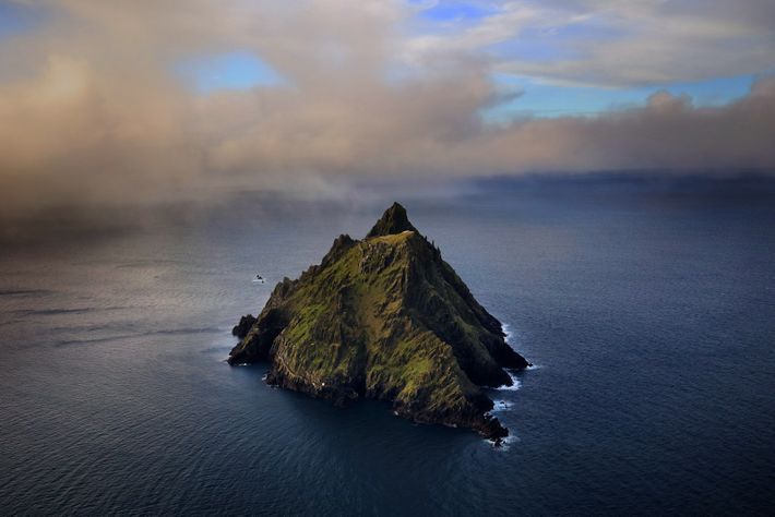 Op deze luchtfoto rijst Skellig Michael het grootste van twee eilandjes van zand en leisteen voor de zuidwestkust van Ierland op uit de Atlantische Oceaan