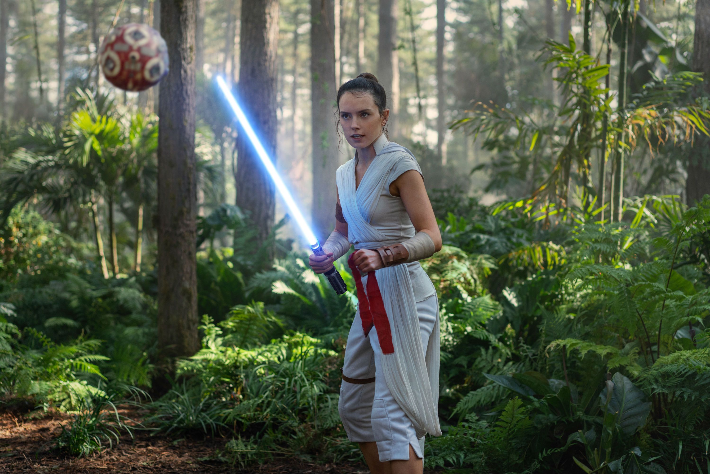 Star wars 9 store rey's new lightsaber