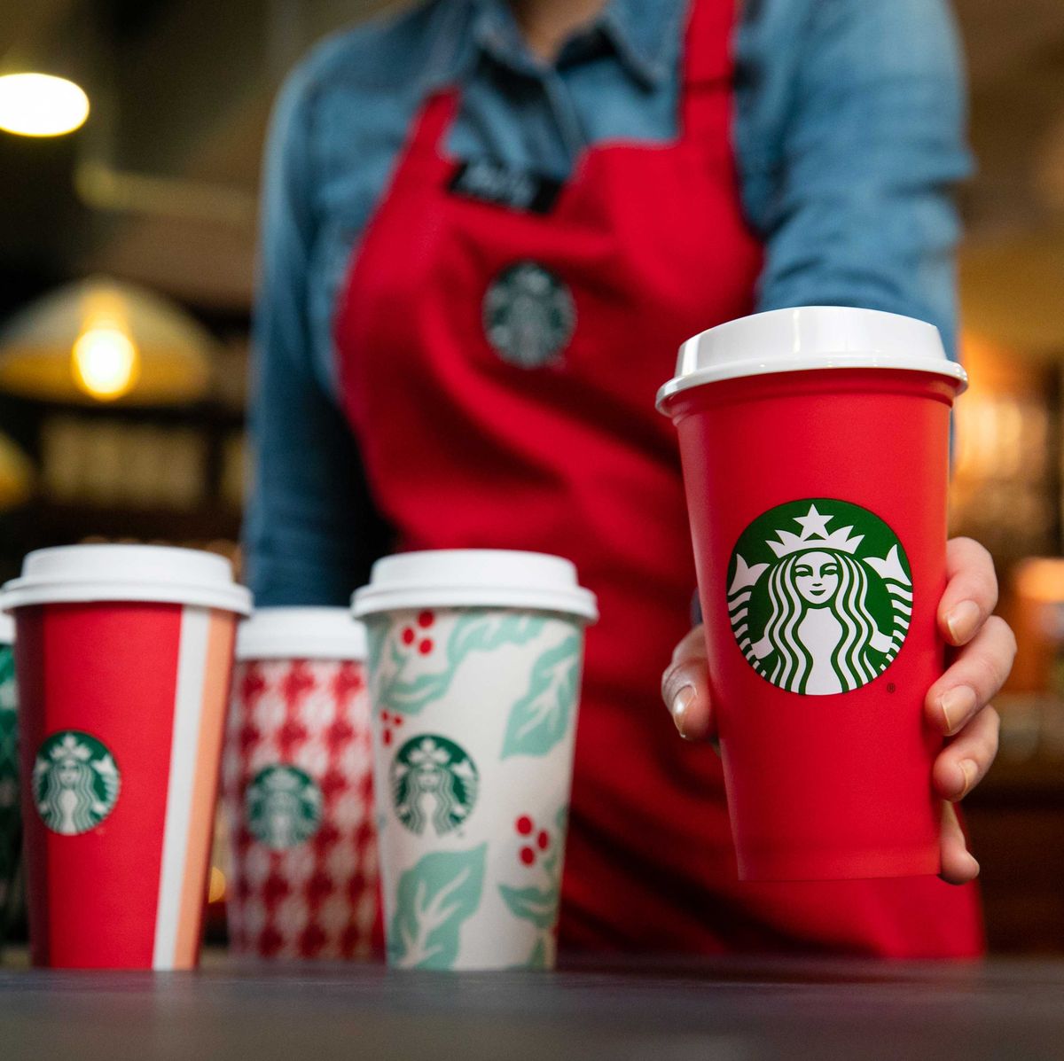 https://hips.hearstapps.com/hmg-prod/images/starbucks-holiday-2018-cups-3-1541012398.jpg?crop=0.668xw:1.00xh;0.194xw,0&resize=1200:*