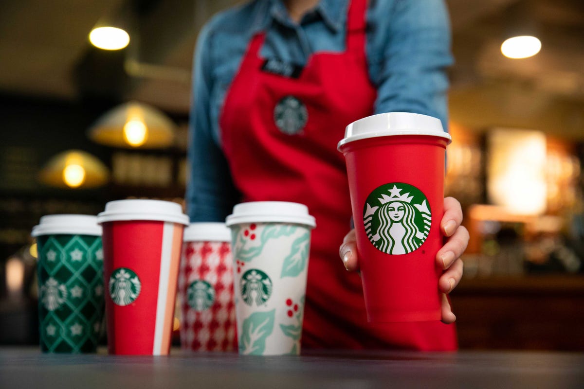 https://hips.hearstapps.com/hmg-prod/images/starbucks-holiday-2018-cups-3-1541012398.jpg?crop=0.8887974770327711xw:1xh;center,top&resize=1200:*