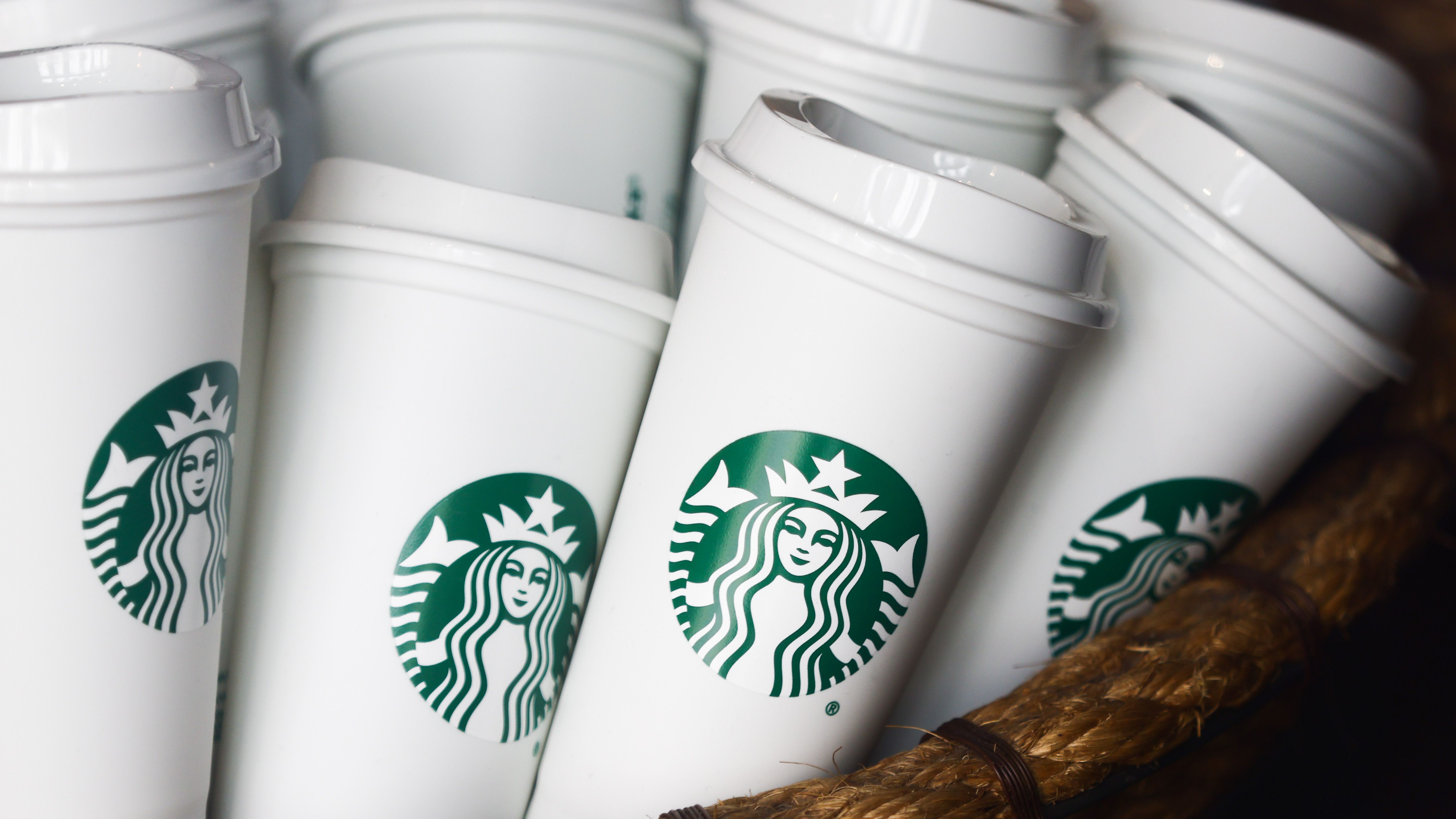 https://hips.hearstapps.com/hmg-prod/images/starbucks-reusable-cups-are-seen-on-in-starbucks-coffee-in-news-photo-1694798079.jpg?crop=1xw:0.84338xh;center,top