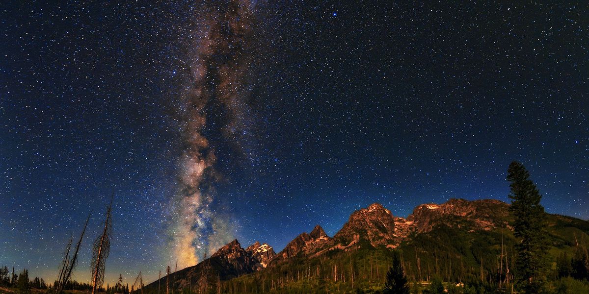 De Melkweg straalt boven de Rocky Mountains in het Grand Teton National Park