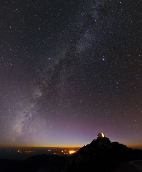 Zelfs met de stadslichten die ver beneden oplichten is het Kitt Peak Observatory in het zuiden van Arizona een goede plek om de sterrenhemel te verkennen