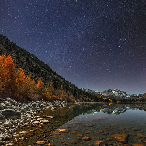 De nachthemel wordt weerspiegeld in het June Lake in de Californische Sierra Nevada