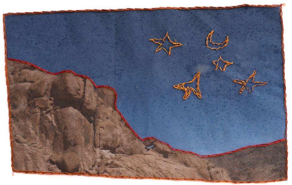 Een foto van de Jebel al Banat een plaatselijke berg is door Yasmine Oem Mohammed uit het dorp Sjeik Awad met borduursels versierd Volgens de legende sprongen drie meisjes van de top van de berg om een dwanghuwelijk te voorkomen