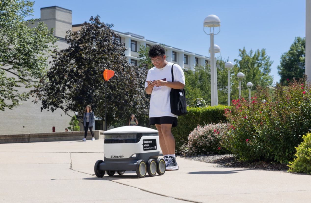 Fashion food delivery by robot