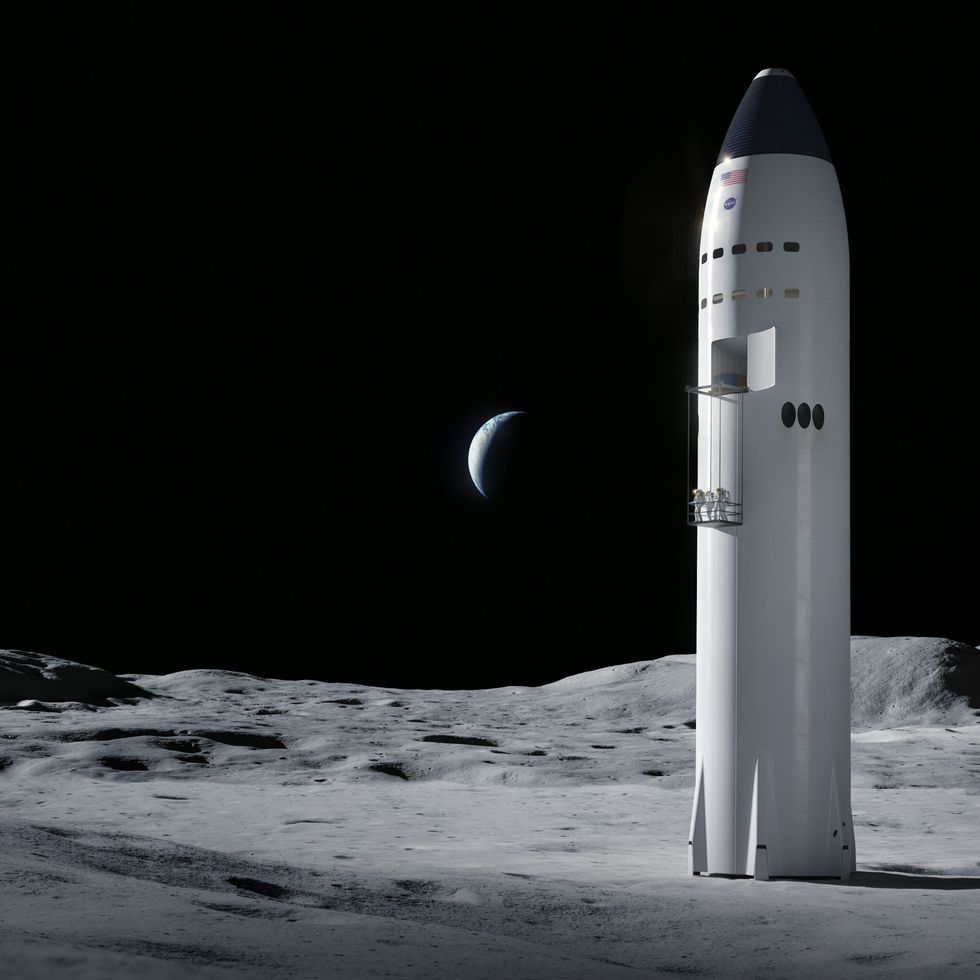 an artist's concept of starship on the lunar surface﻿