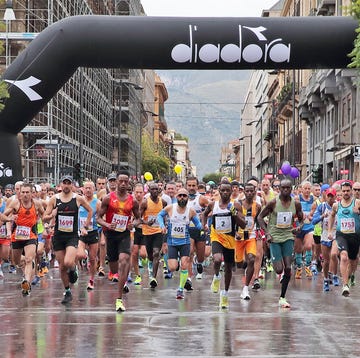 a group of people running in a marathon