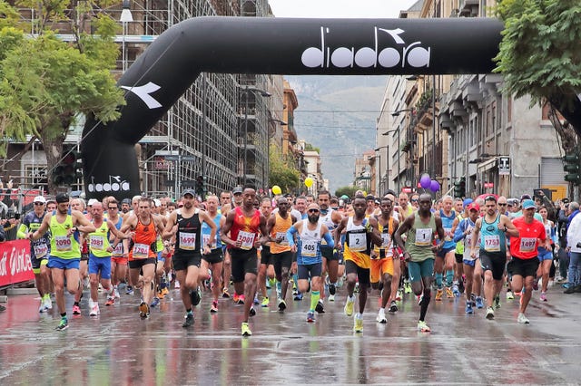a group of people running in a marathon