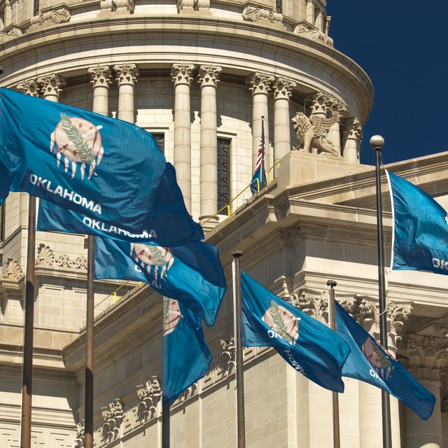 A bandeira do estado está hasteada sobre a capital do estado de Oklahoma, na cidade de Oklahoma, em Oklahoma.